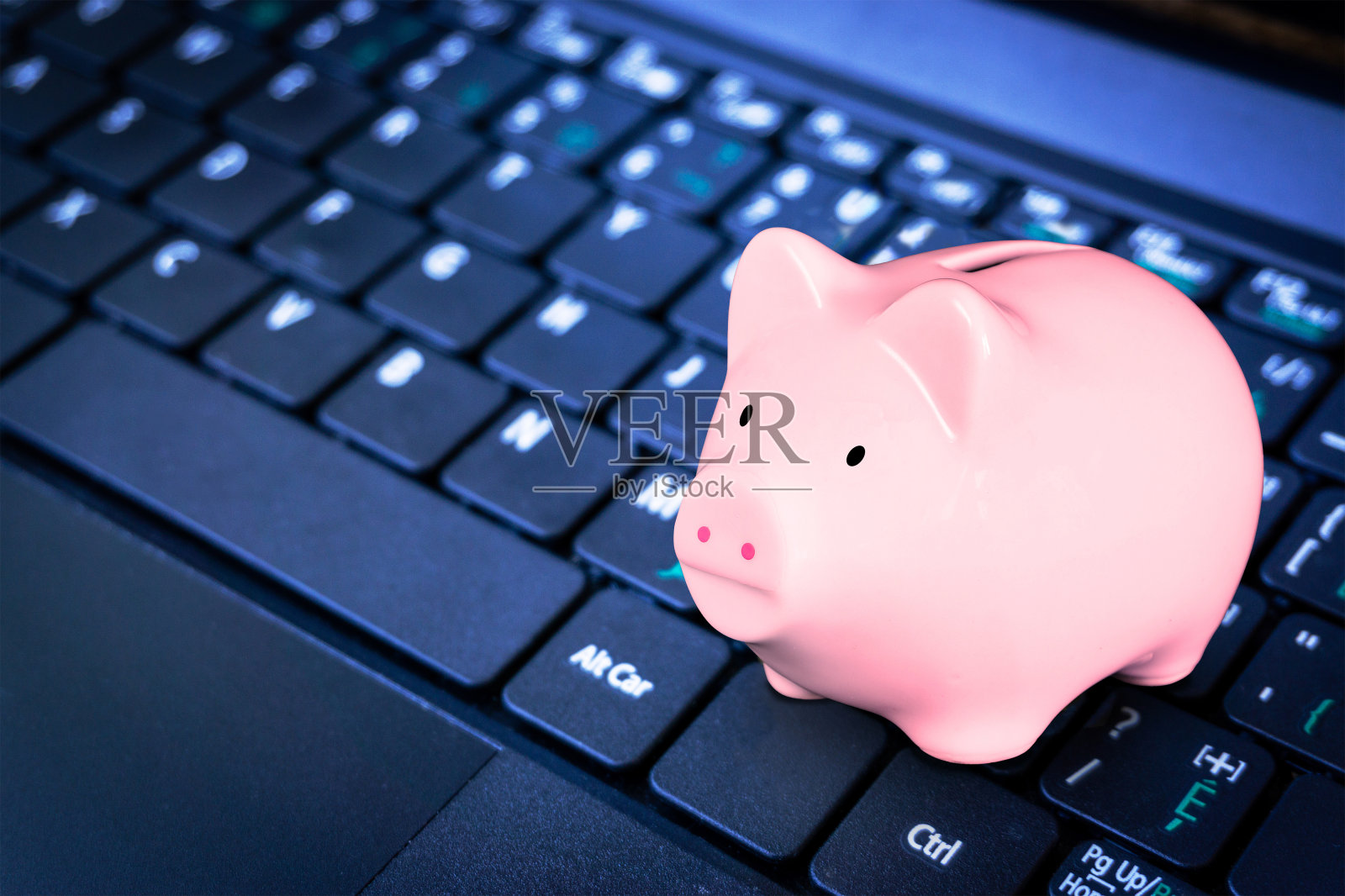 电脑键盘上的储蓄罐技术储蓄概念照片摄影图片