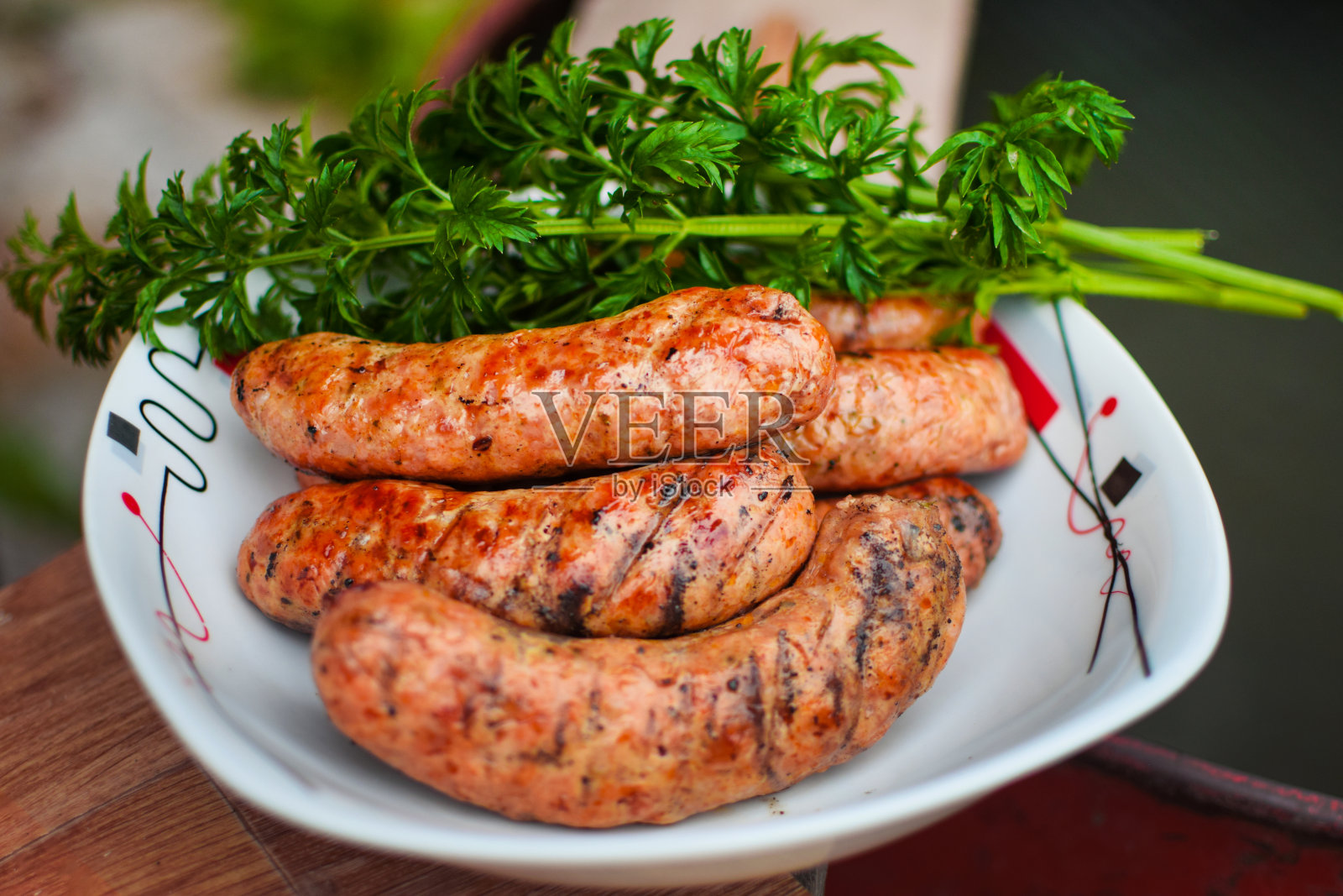 白盘子上烤巴伐利亚香肠。照片摄影图片