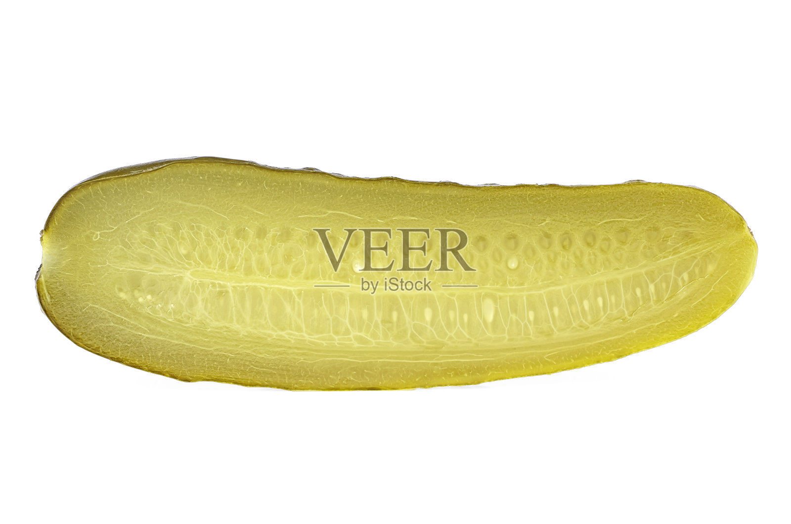 黄瓜片-白底上切成两半的腌黄瓜。照片摄影图片