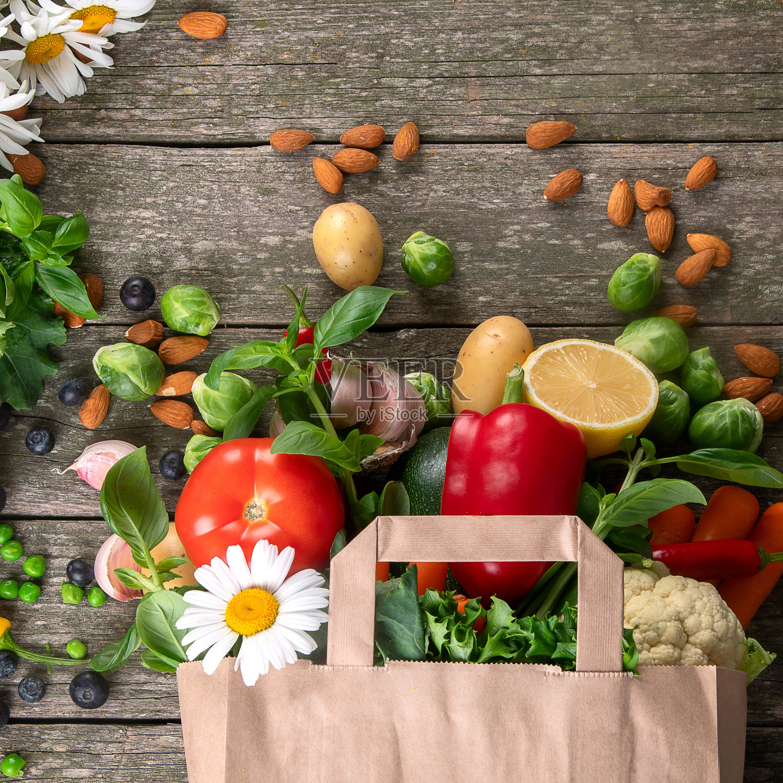 环保可重复使用的购物纸袋，装满水果和蔬菜。照片摄影图片