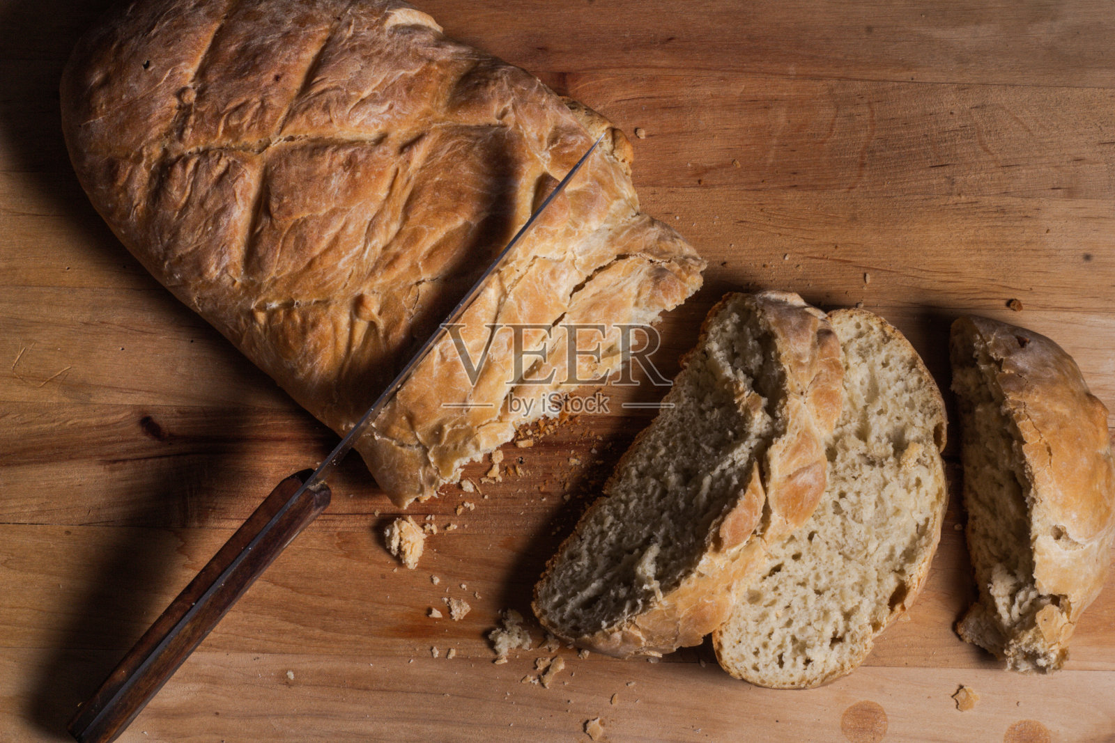 自制全麦黑麦面包在木切板上。照片摄影图片
