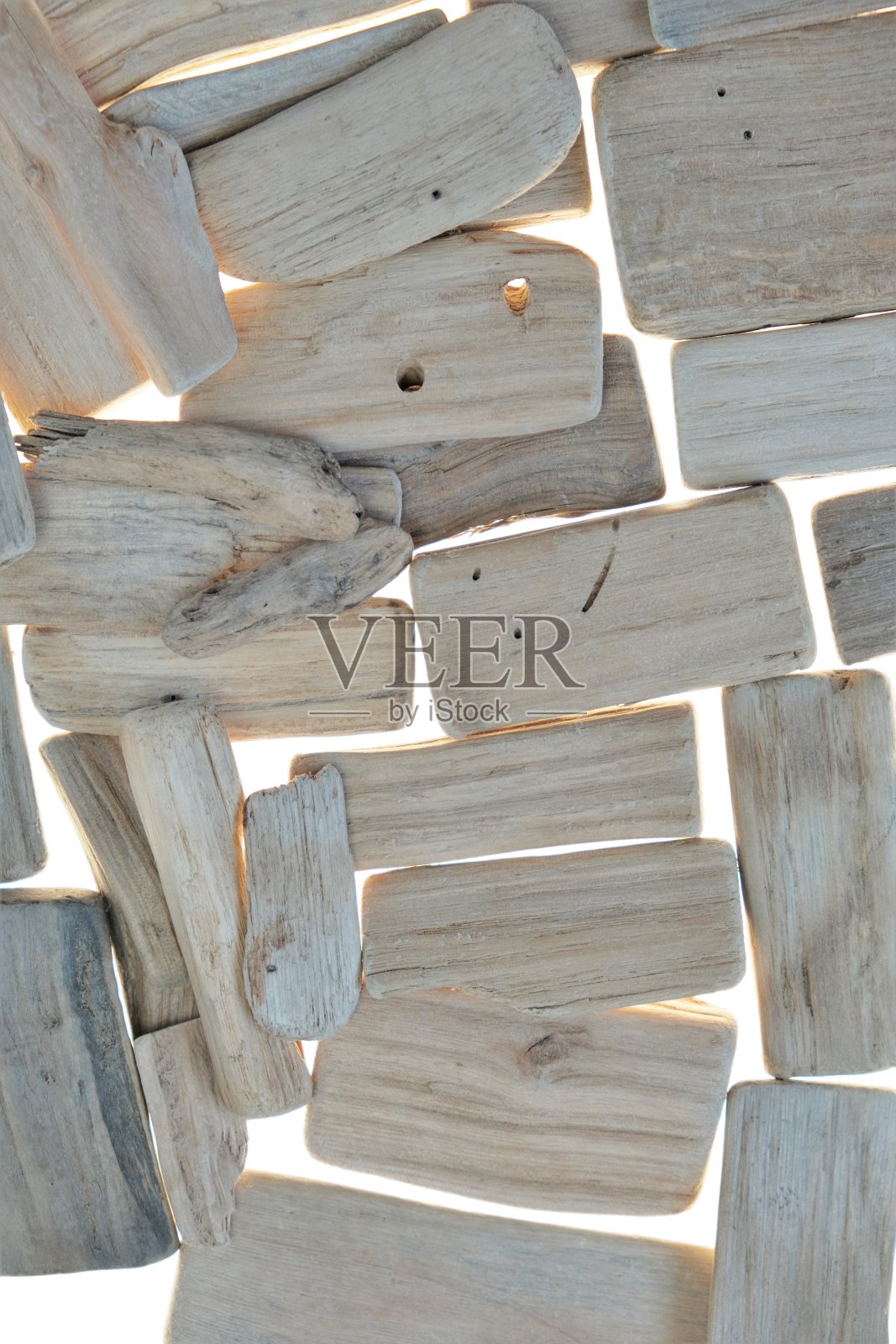 浮木的背景。海洋表面障碍。灰色的浮木。浮木纹理。照片摄影图片