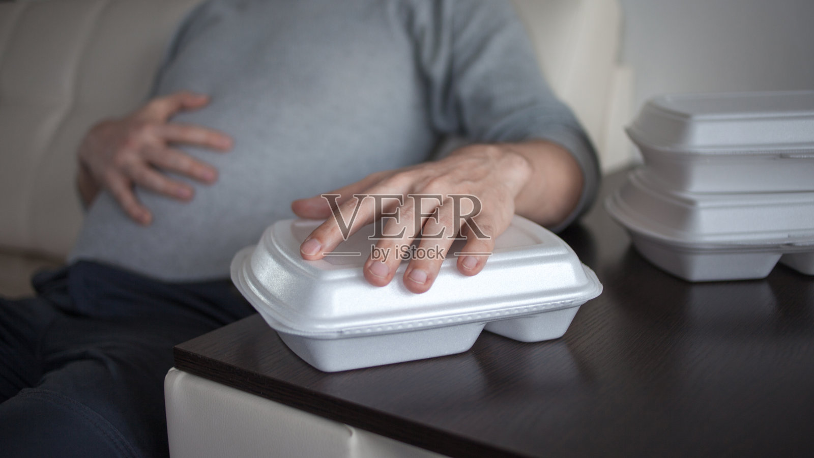 餐厅的外卖。劣质产品和食物过敏的问题。照片摄影图片