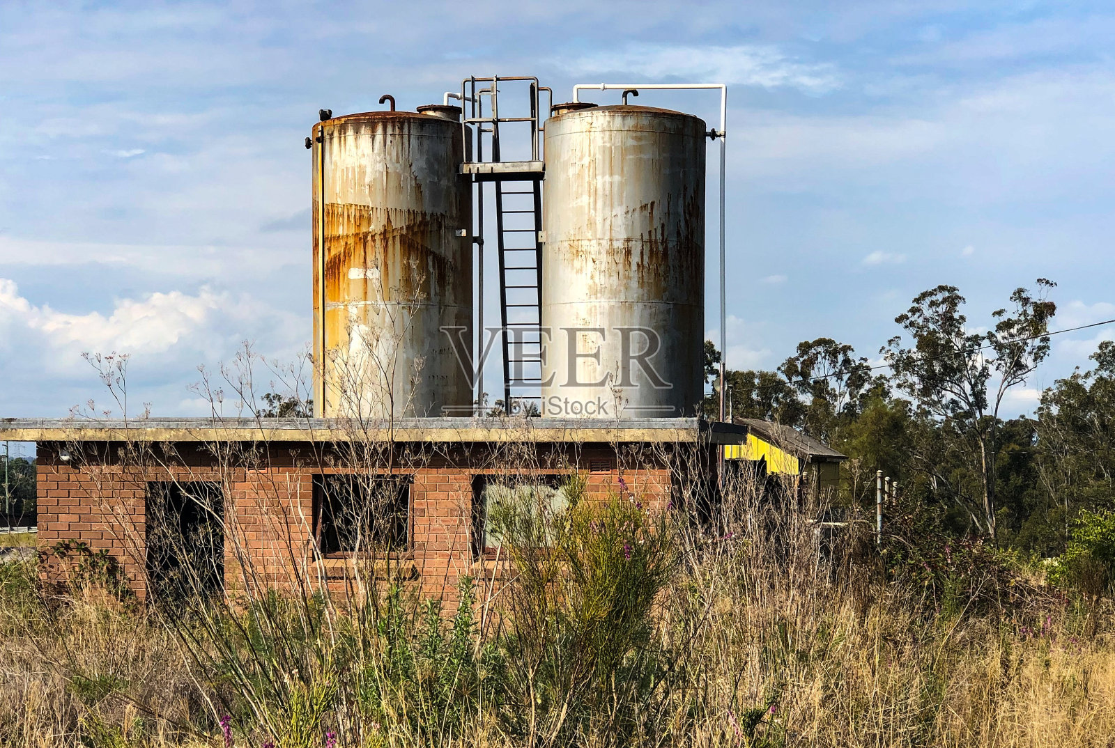 废弃的水塔照片摄影图片