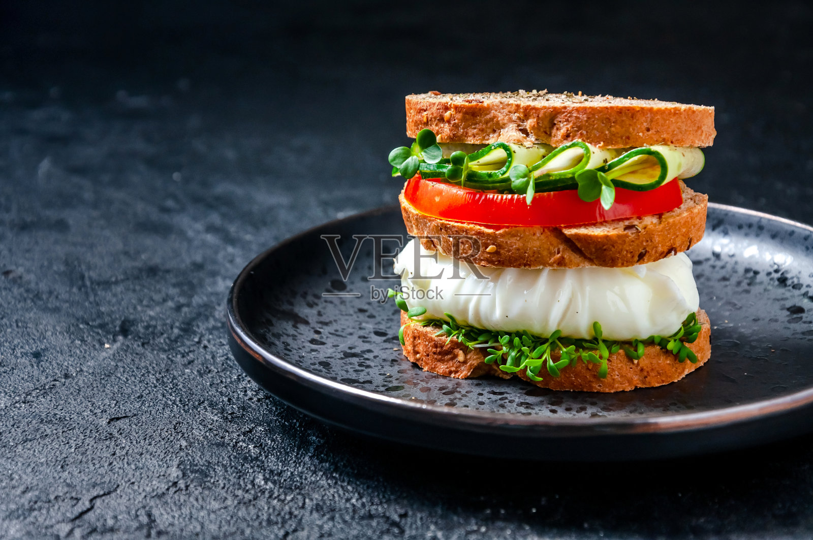 全麦面包，水煮蛋，黄瓜，番茄和微香草水田芹沙拉自制健康三明治照片摄影图片