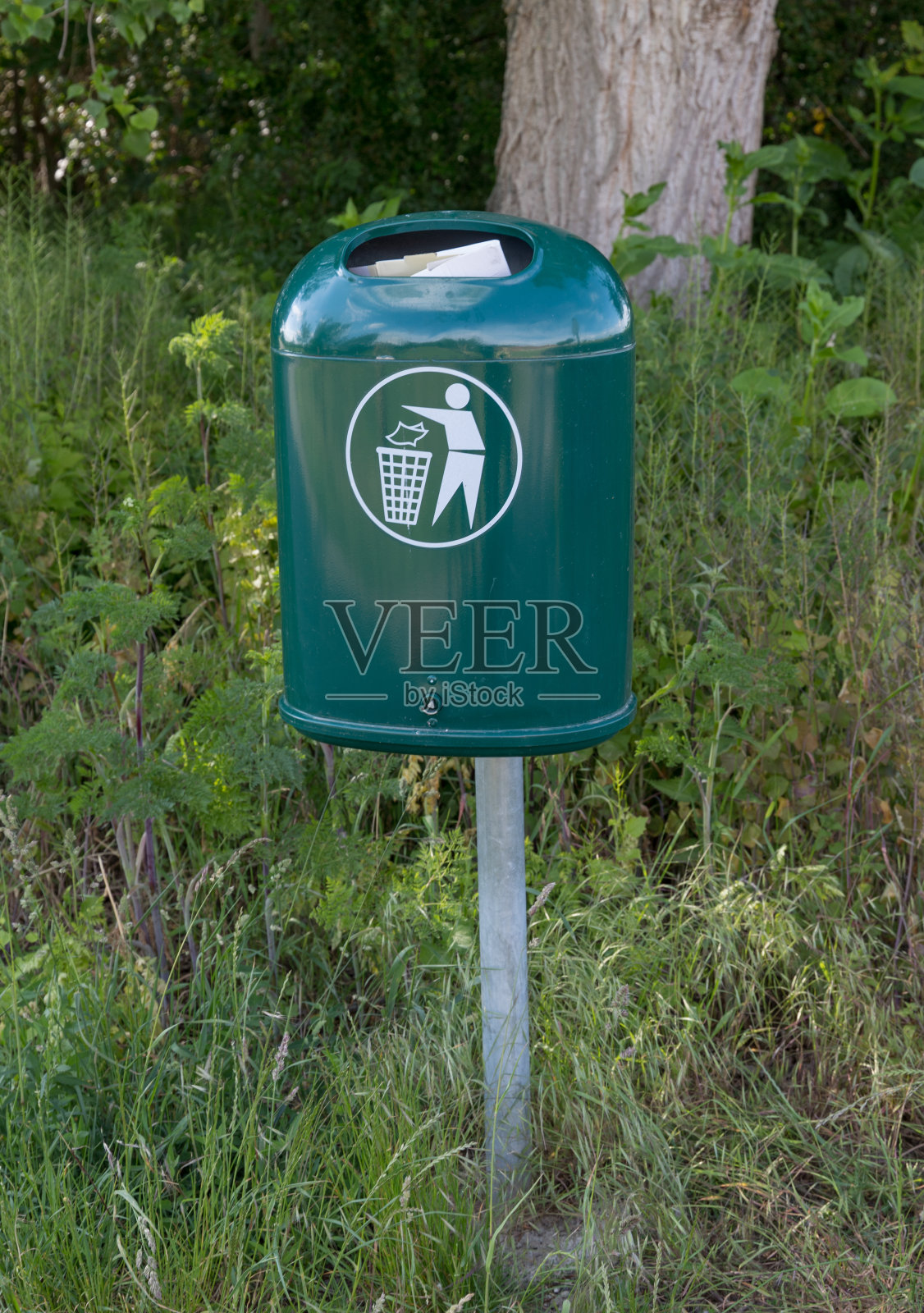 垃圾桶在一个景观照片摄影图片