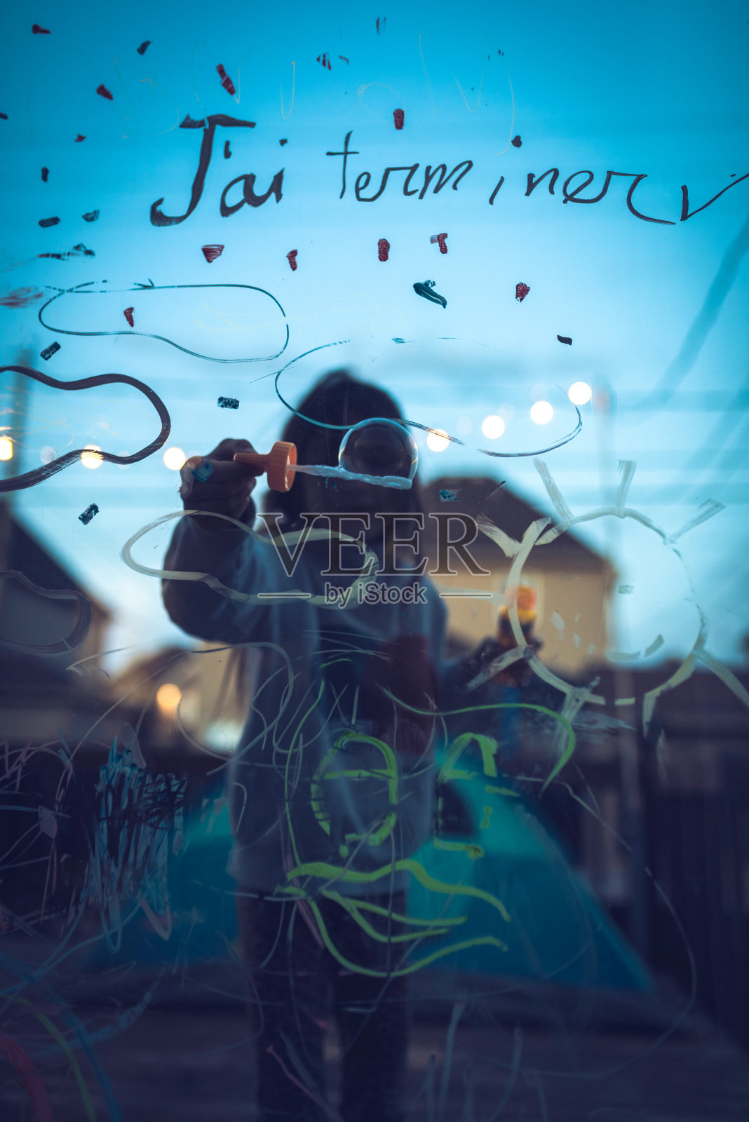 院子门上的女孩画照片摄影图片