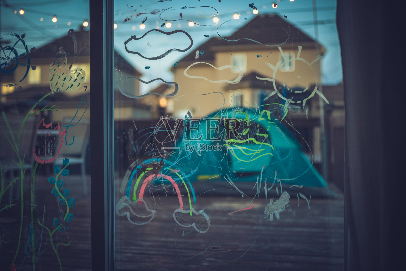 covid-19封锁期间庭院门上的画照片摄影图片