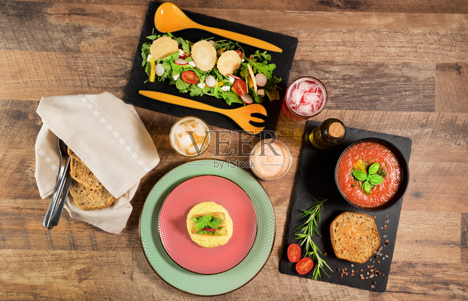 芝麻菜沙拉，鱼泥和西班牙凉菜汤。照片摄影图片