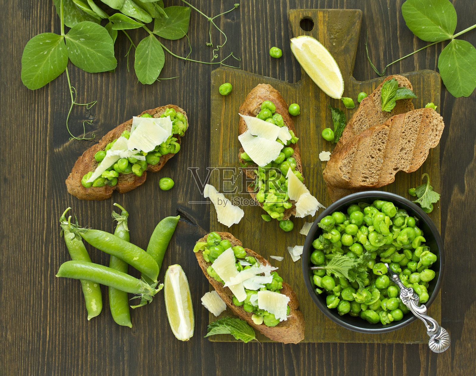 可斯蒂尼配豌豆泥，薄荷和帕尔马干酪。零食。照片摄影图片
