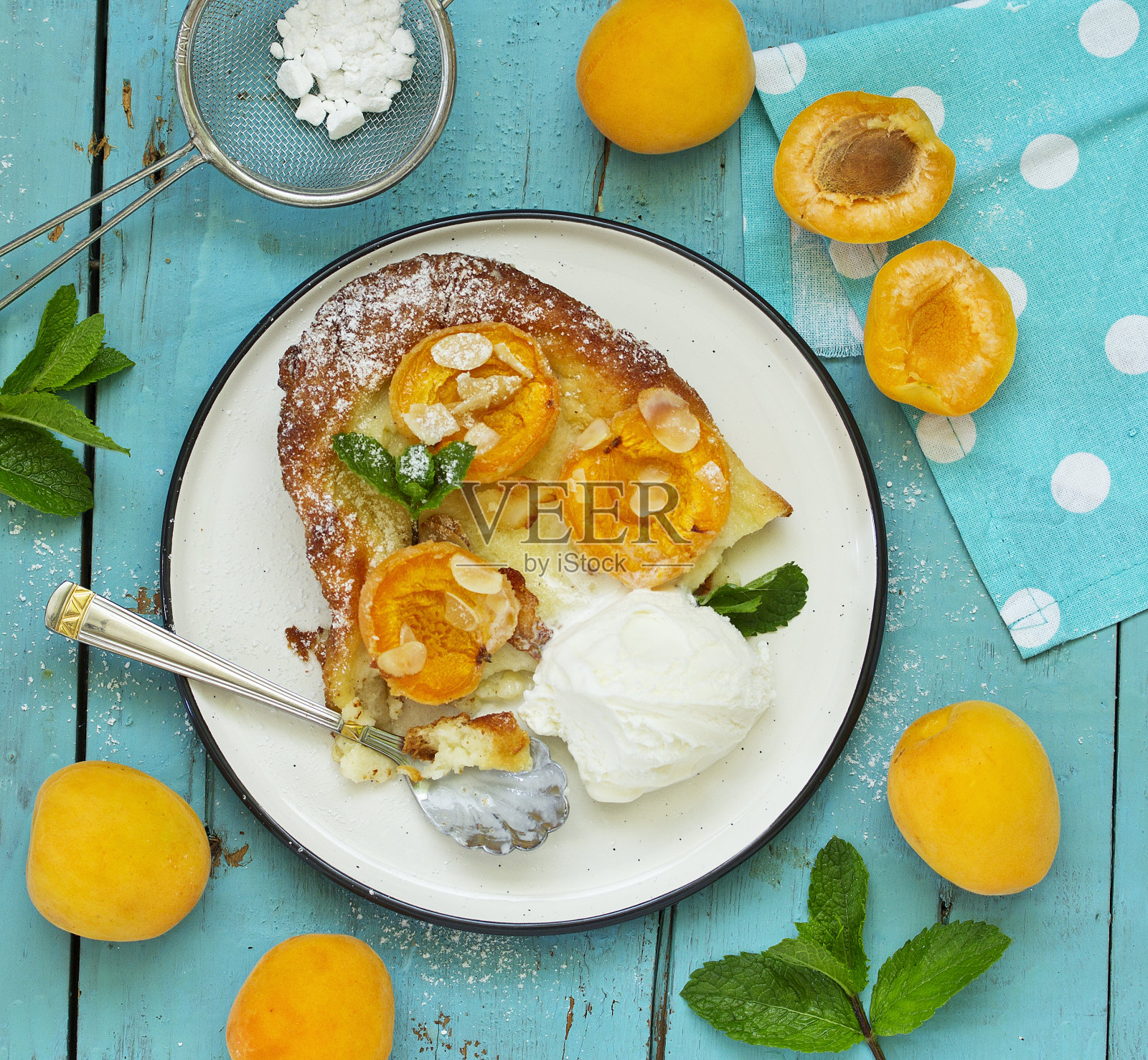 克拉弗提甜品配杏子和冰淇淋。有选择性的重点照片摄影图片