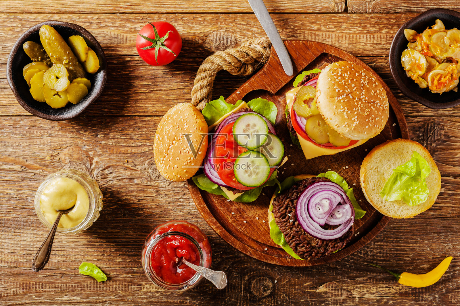 自制牛肉汉堡配奶酪和蔬菜。照片摄影图片