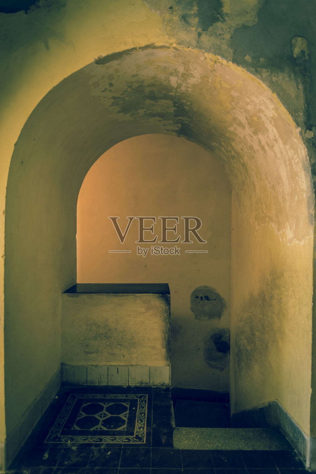 西班牙殖民风格的拱形建筑内部照片摄影图片