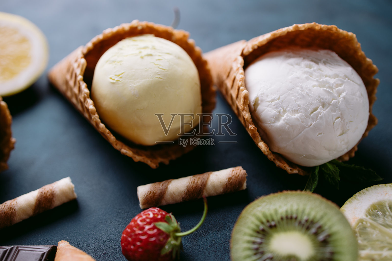 华夫筒里的冰淇淋球，特写照片摄影图片