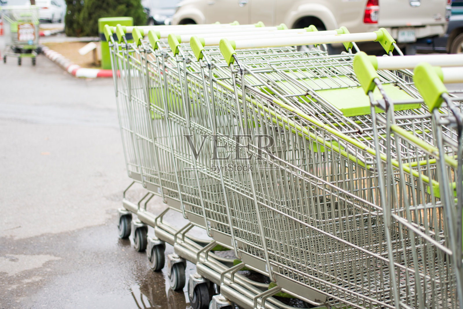 购物市场绿色购物车和购物中心的视野和停车场照片摄影图片