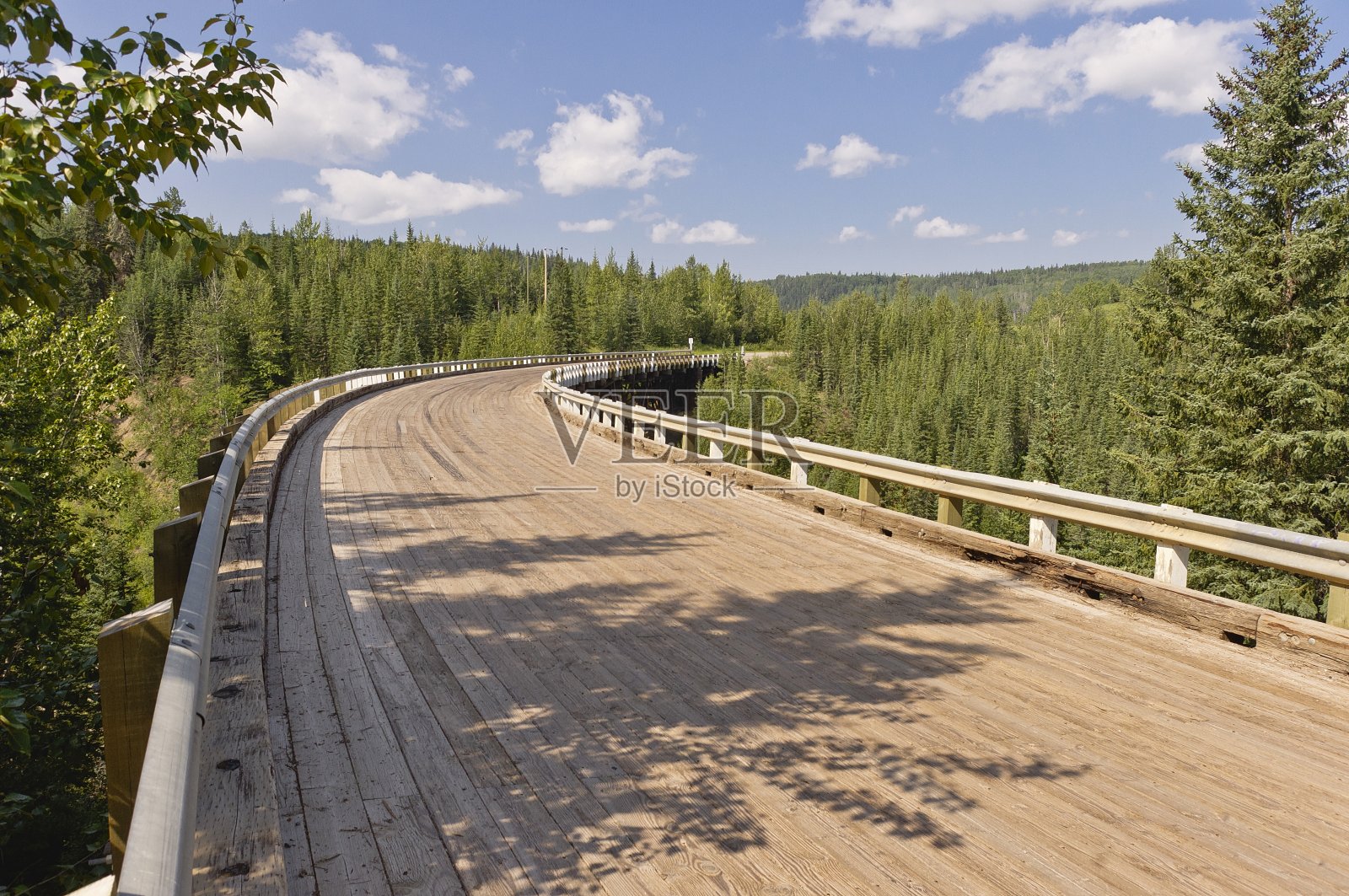 基斯卡蒂诺历史悠久的弯曲木桥照片摄影图片