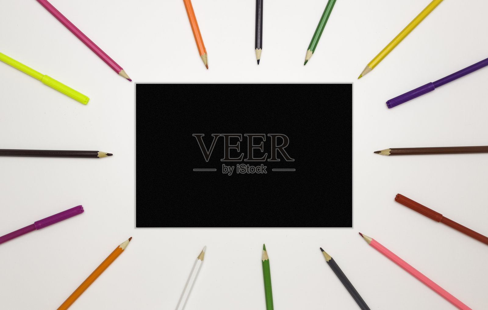 背景为学校和学生设计。黑色矩形周围的彩色铅笔。文本的空闲空间。白色背景，俯视图。照片摄影图片