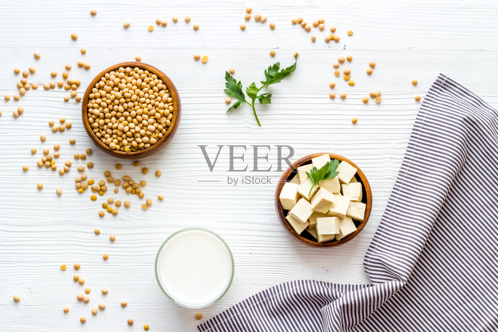 大豆非乳制品与大豆在白色书桌上俯视图照片摄影图片