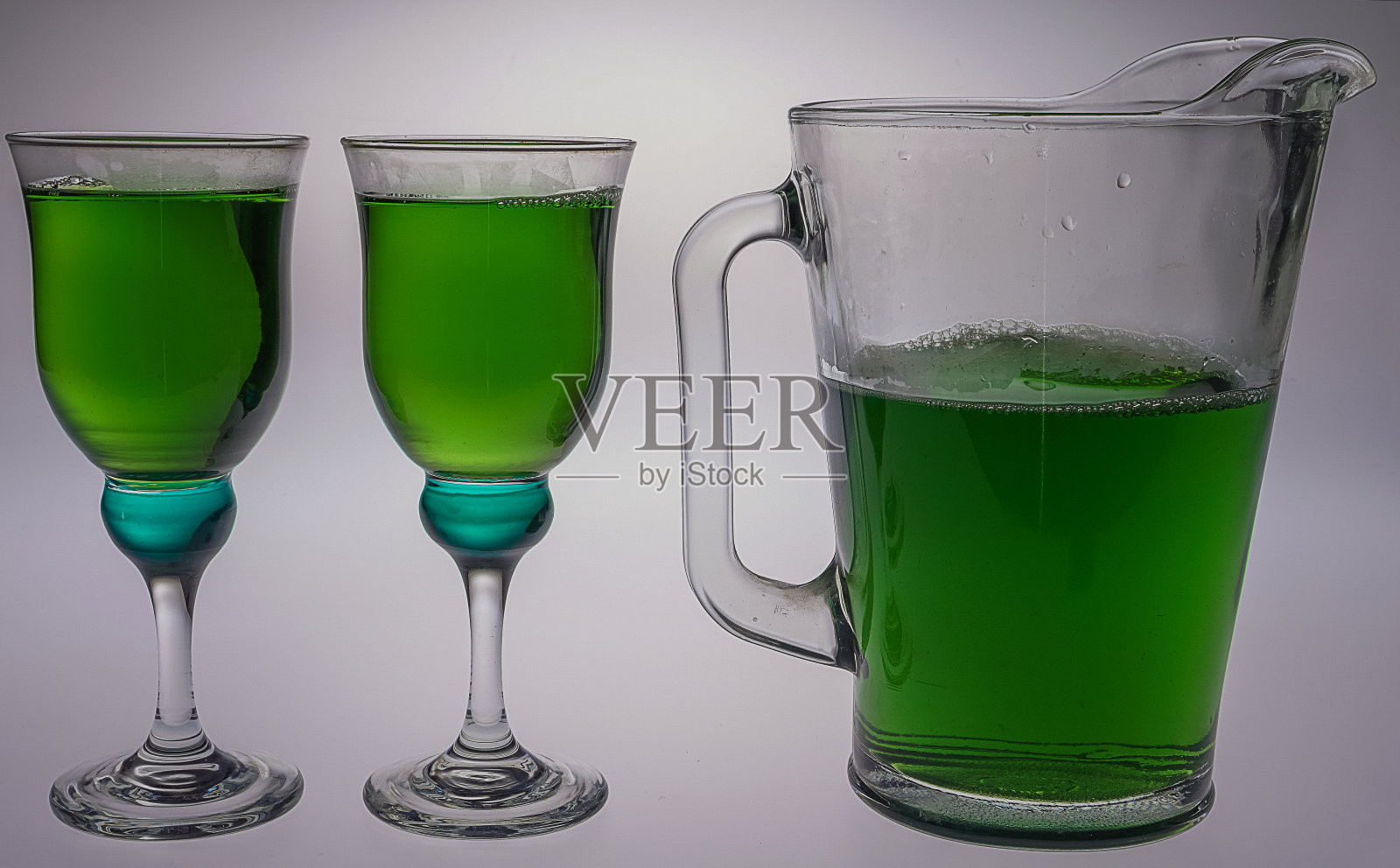 玻璃水壶和玻璃杯的毕业背景照片摄影图片