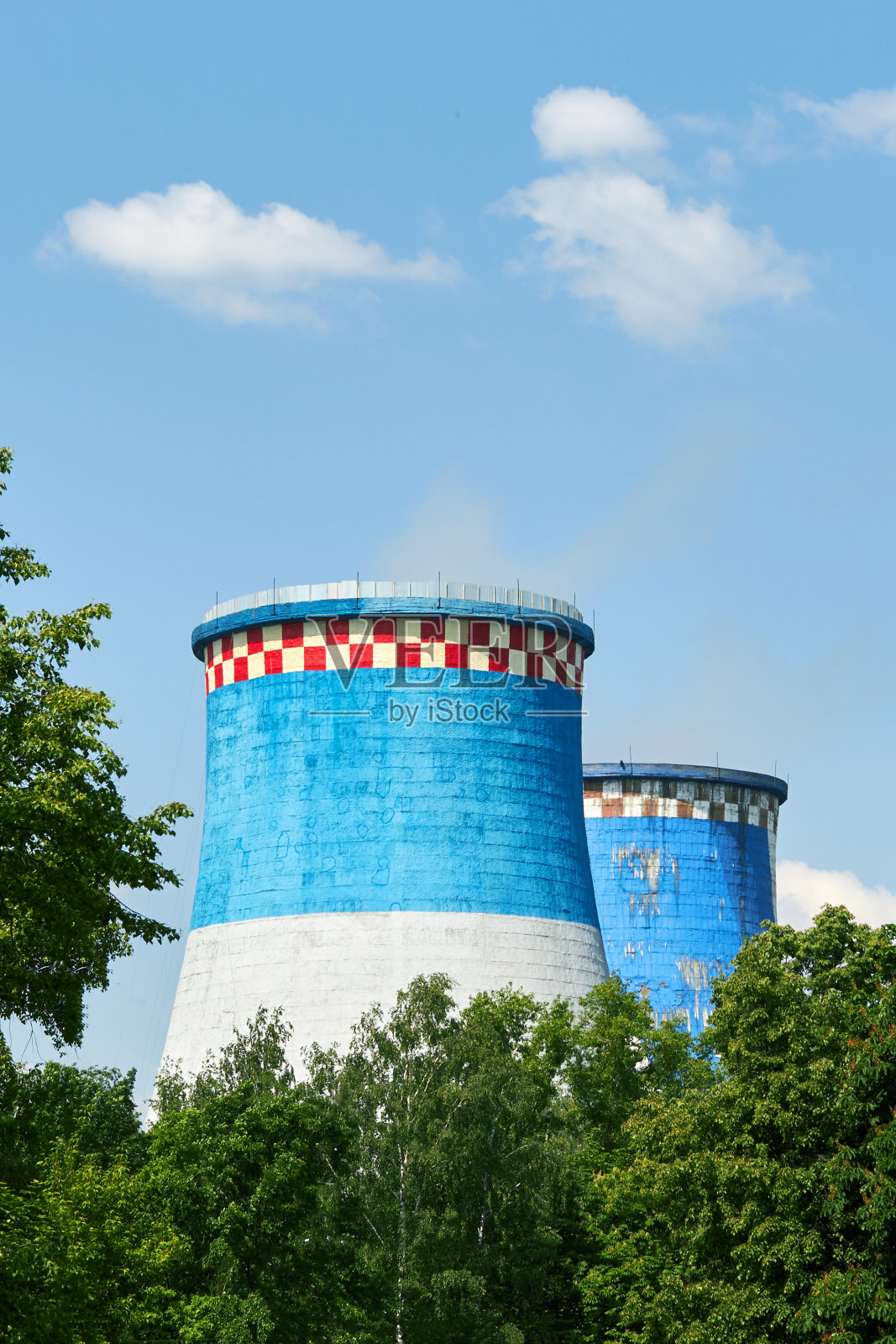 在多云的天空背景下，混凝土中巨大的蓝色管道照片摄影图片