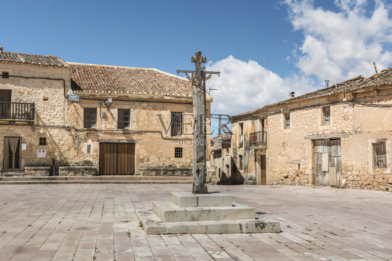 塞戈维亚省Maderuelo镇的中世纪街道(西班牙)照片摄影图片