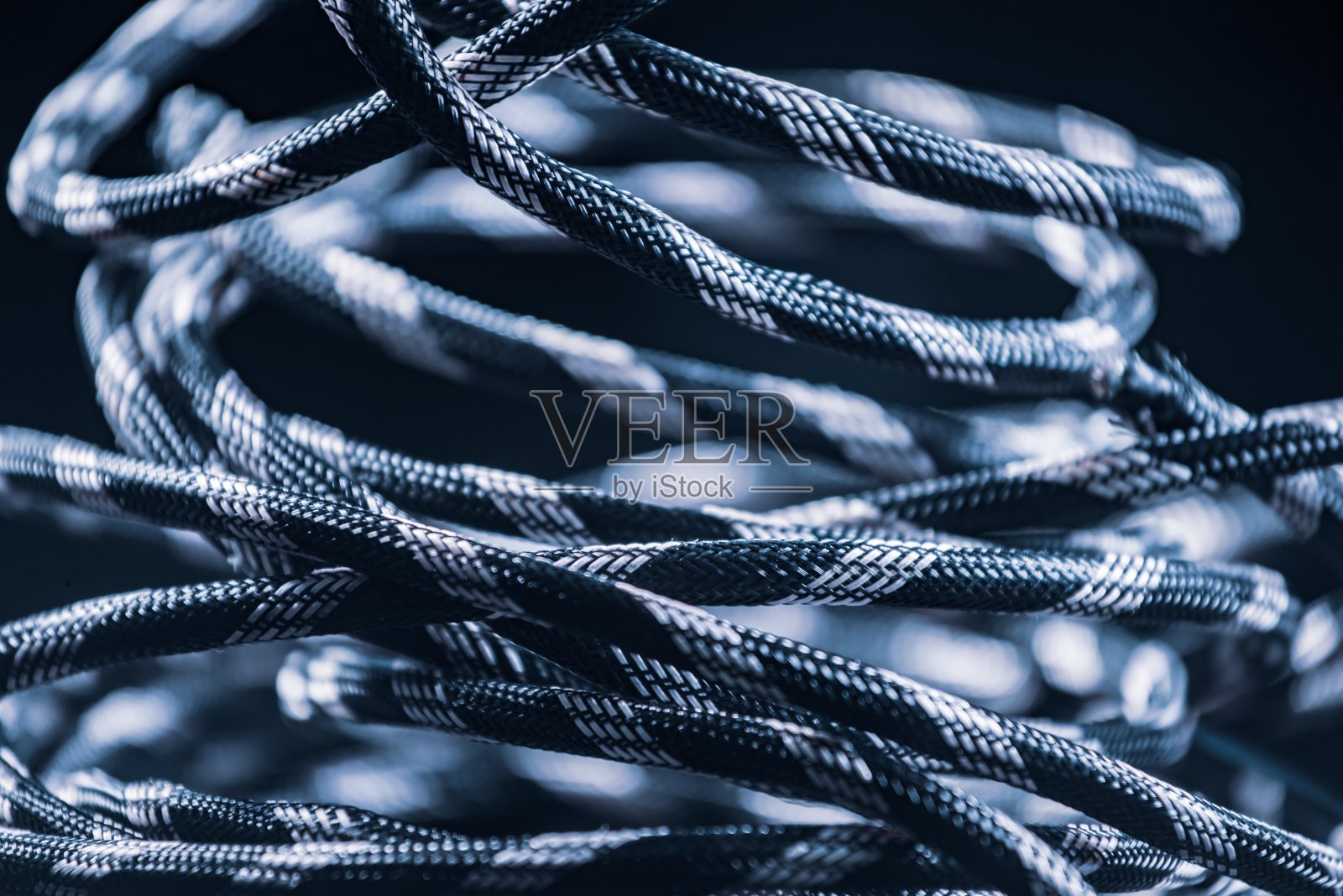 一束灰色绳子的特写躺在地板上照片摄影图片