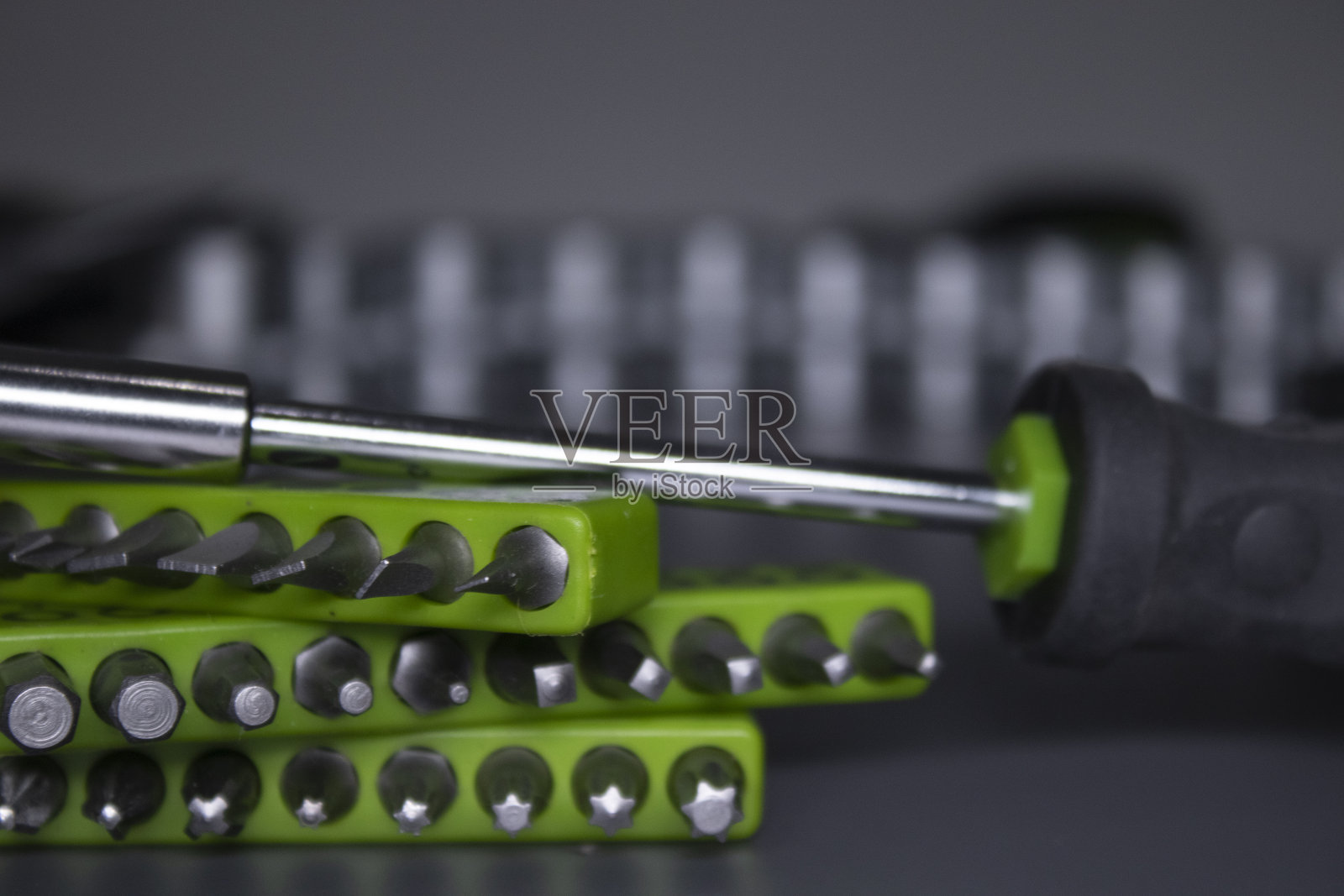 一套用于修理的建筑工具和仪器，黑色和绿色。男人的必备品。设备建筑。修理工具。建筑的概念。灰色背景照片摄影图片