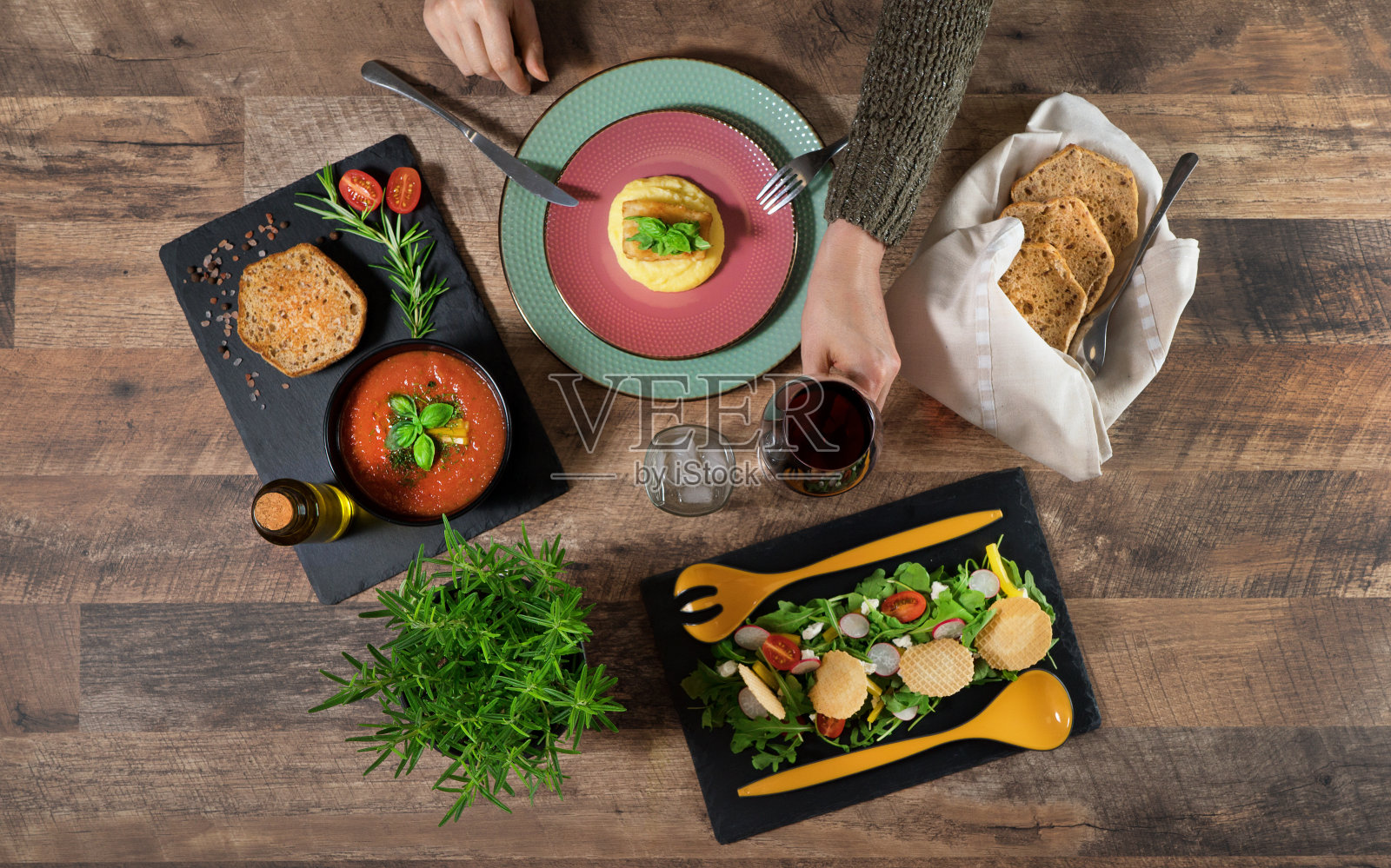 一个女人在餐馆吃着漂亮的晚餐。前视图。照片摄影图片