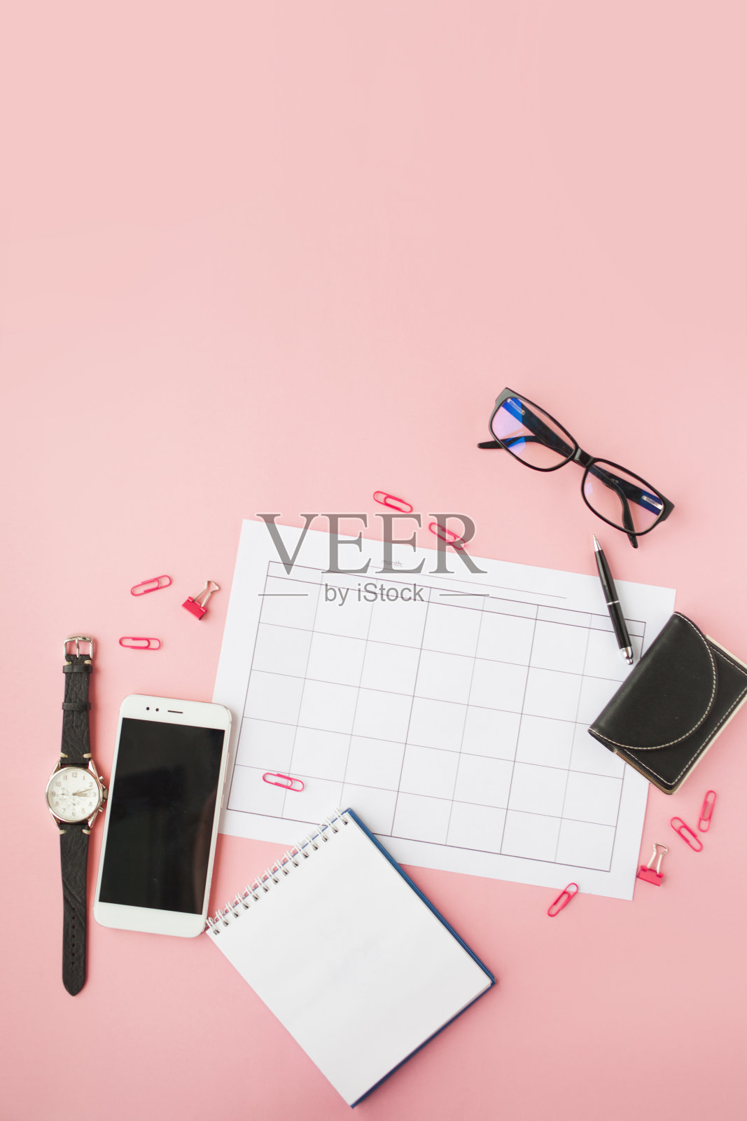 文具，静物日历和附件，空白笔记本，时钟和智能手机。照片摄影图片