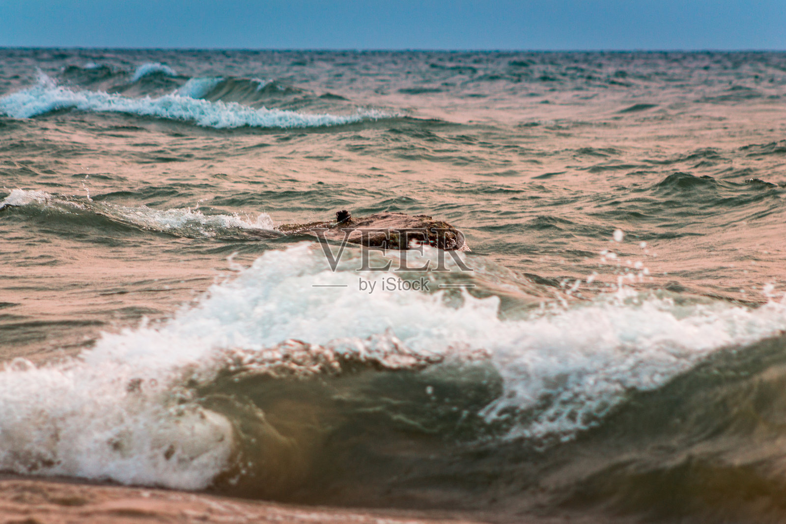 海浪冲击着密歇根索格塔克的密歇根湖海滩照片摄影图片