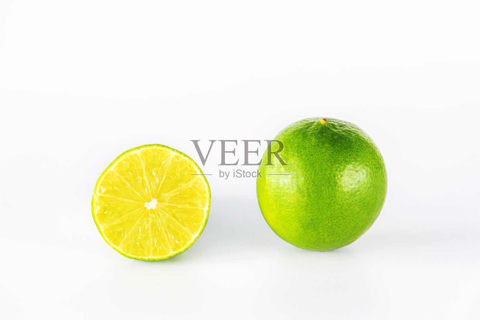 在白色背景上孤立的酸橙水果片。照片摄影图片