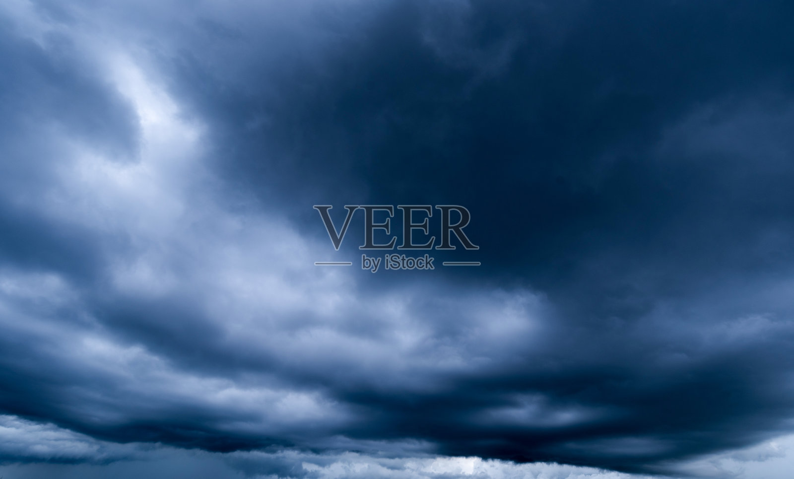 有背景的乌云，雷暴前的乌云。照片摄影图片