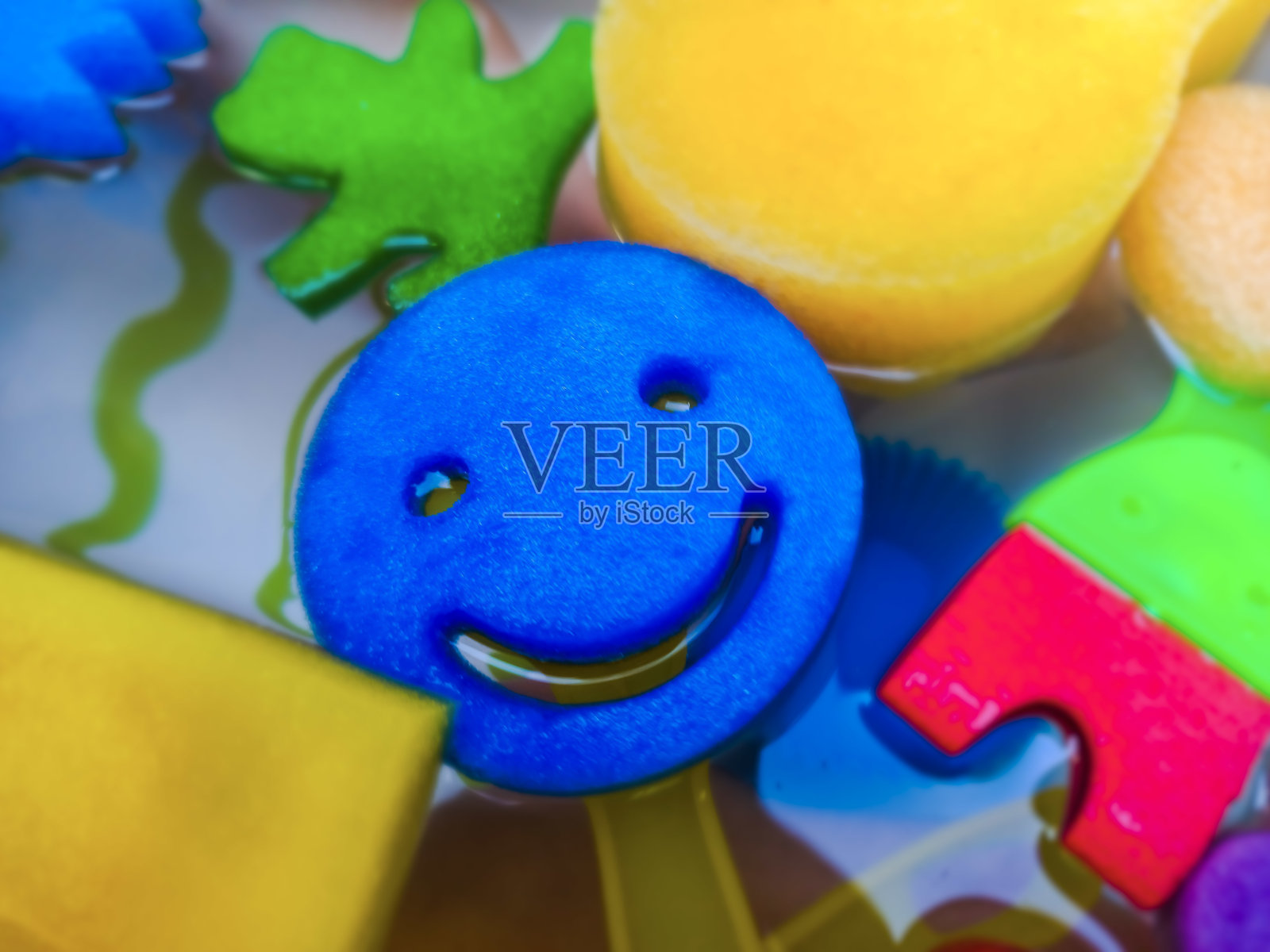 微笑。水中五颜六色的海绵。清凉的夏天照片摄影图片