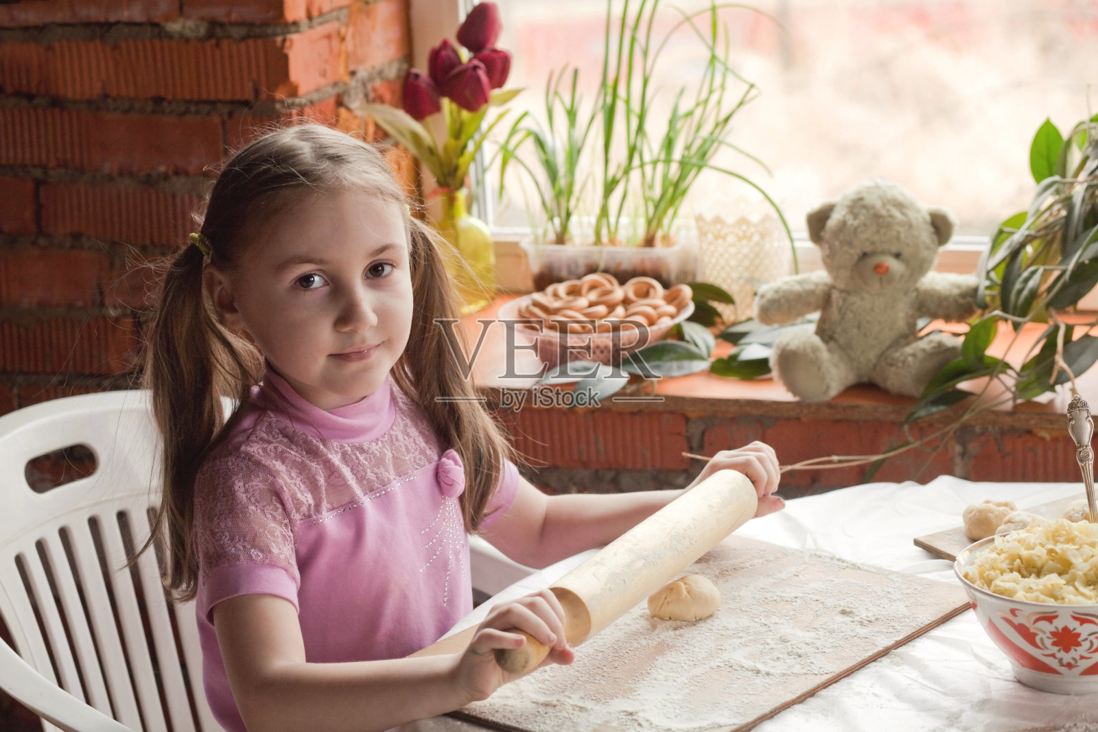孩子帮忙烤馅饼照片摄影图片