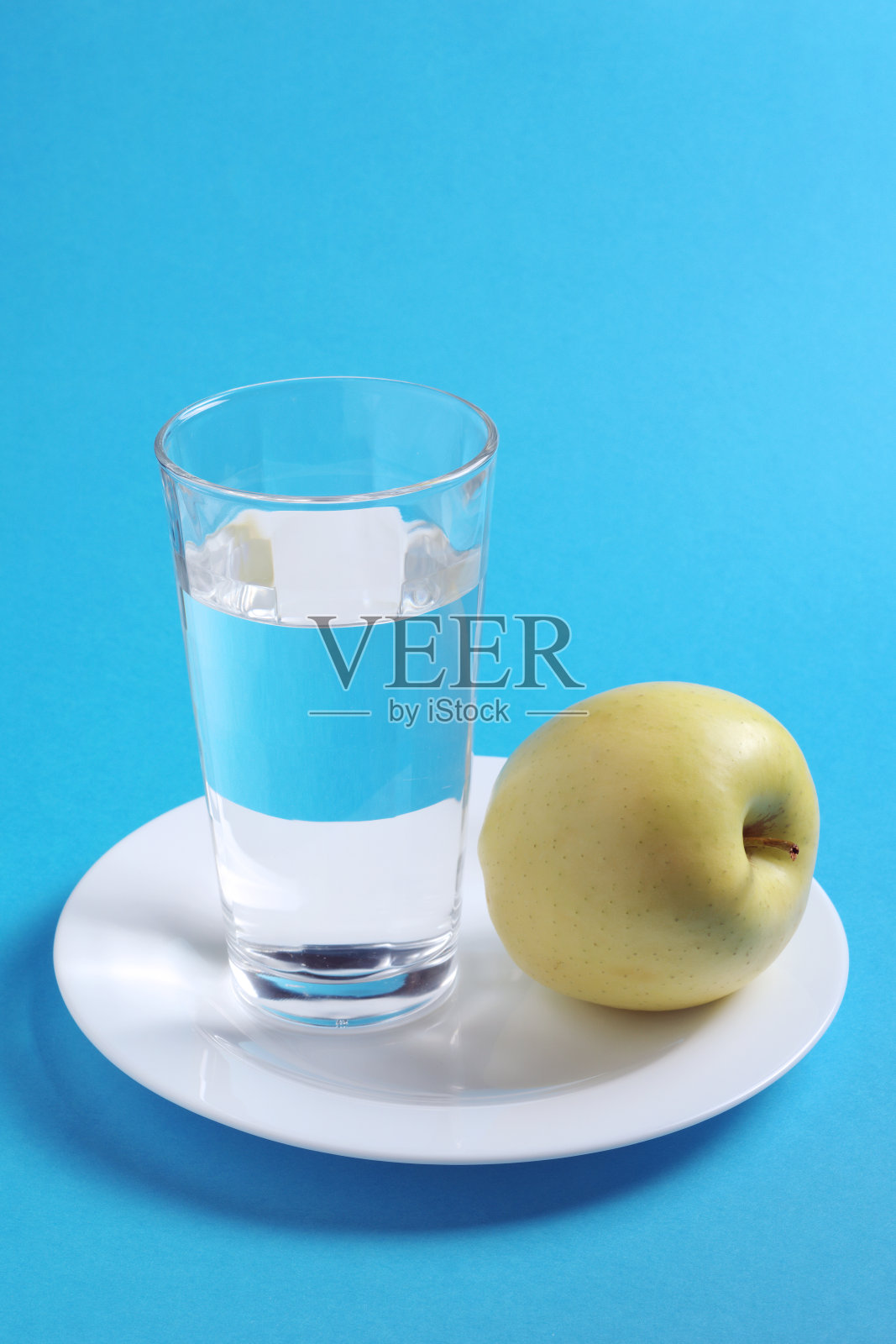 青苹果和一杯水照片摄影图片