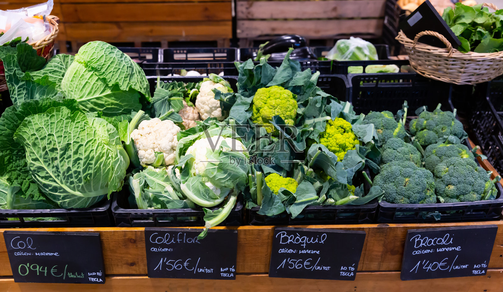 超市里卖花椰菜、菜花和甜菜照片摄影图片
