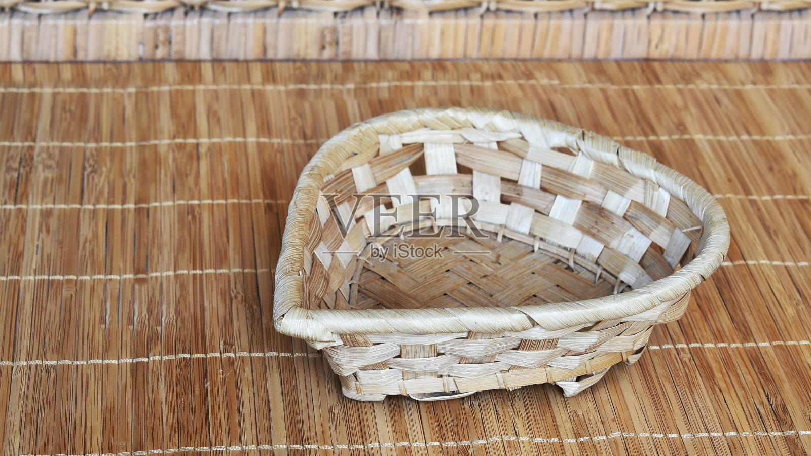 竹餐巾上空柳条篮子。照片摄影图片