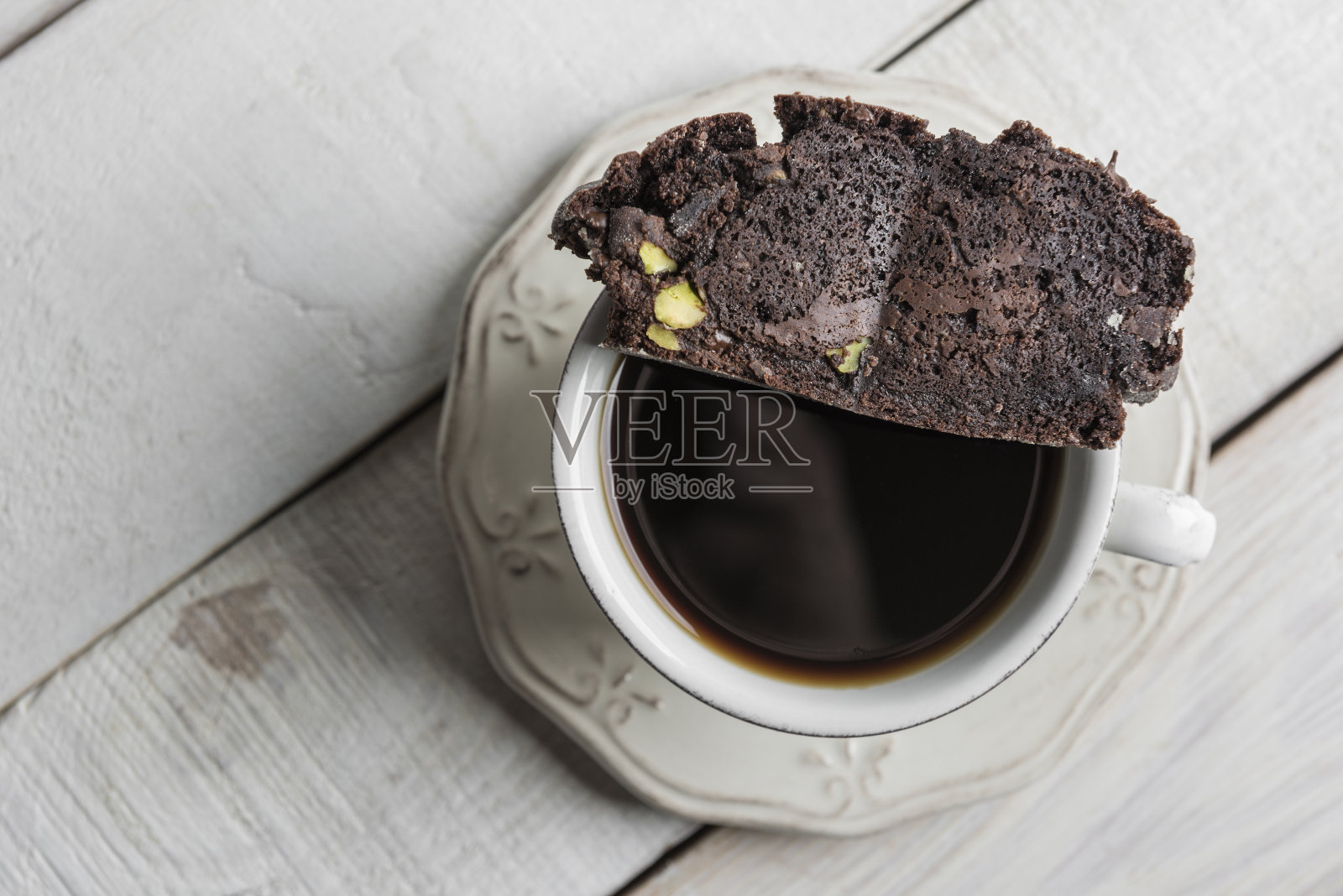 一杯咖啡配一块巧克力脆饼或Cantuccini。照片摄影图片