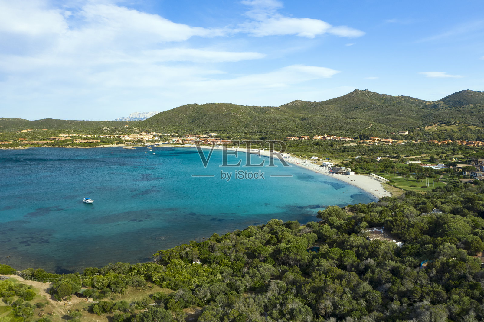 从上面看，令人惊叹的鸟瞰图的白色沙滩与海滩伞和美丽的绿松石海。马里内拉海滩，罗通多港，翡翠海岸，撒丁岛，意大利。照片摄影图片