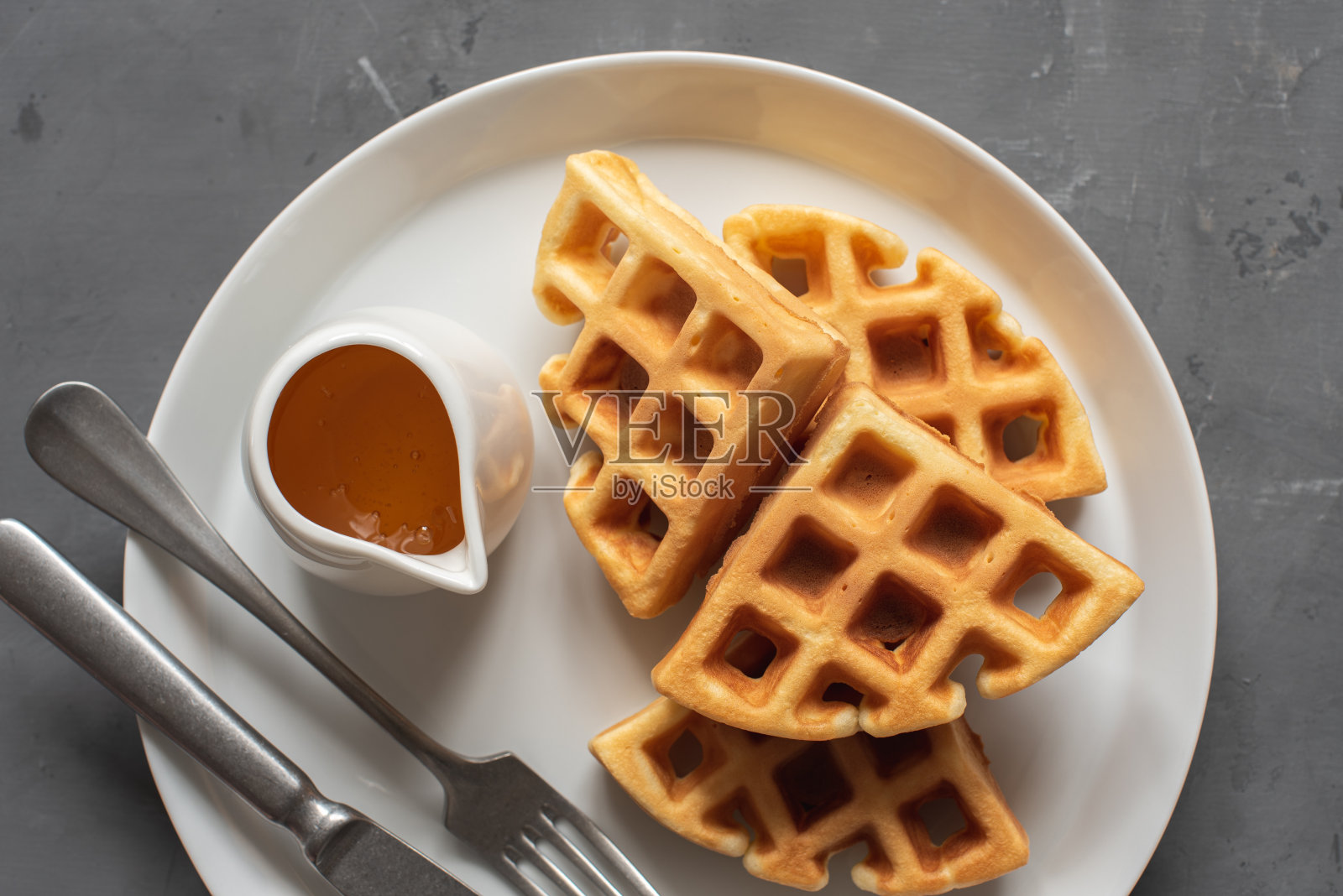 白盘子里的比利时自制饼干华夫饼照片摄影图片