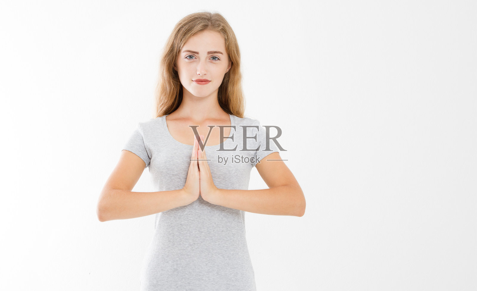 特写的手漂亮的女人，女孩在t恤，在室内冥想，集中在手臂在合十礼手势。亚洲医学，瑜伽概念。模拟。副本的空间。模板。空白。照片摄影图片