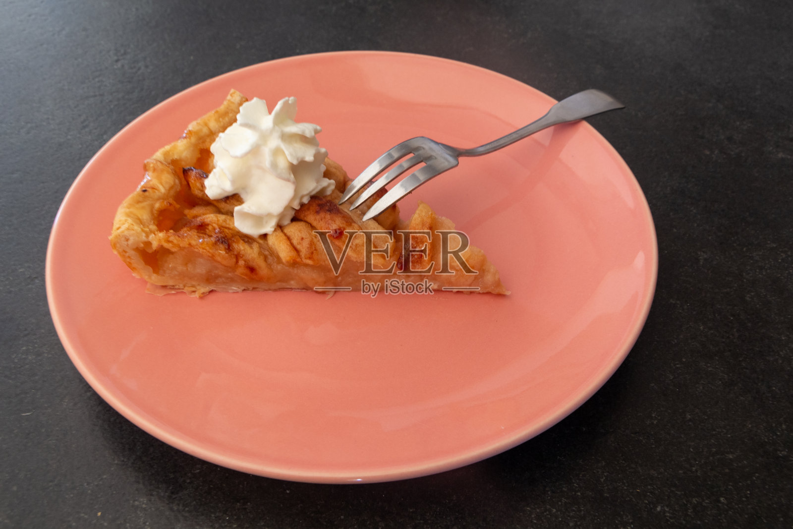 一块苹果馅饼放在盘子里照片摄影图片