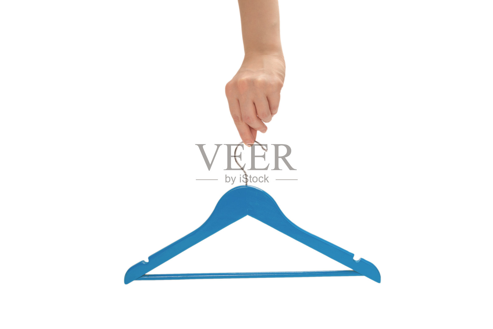 蓝色衣架在女人的手孤立。照片摄影图片