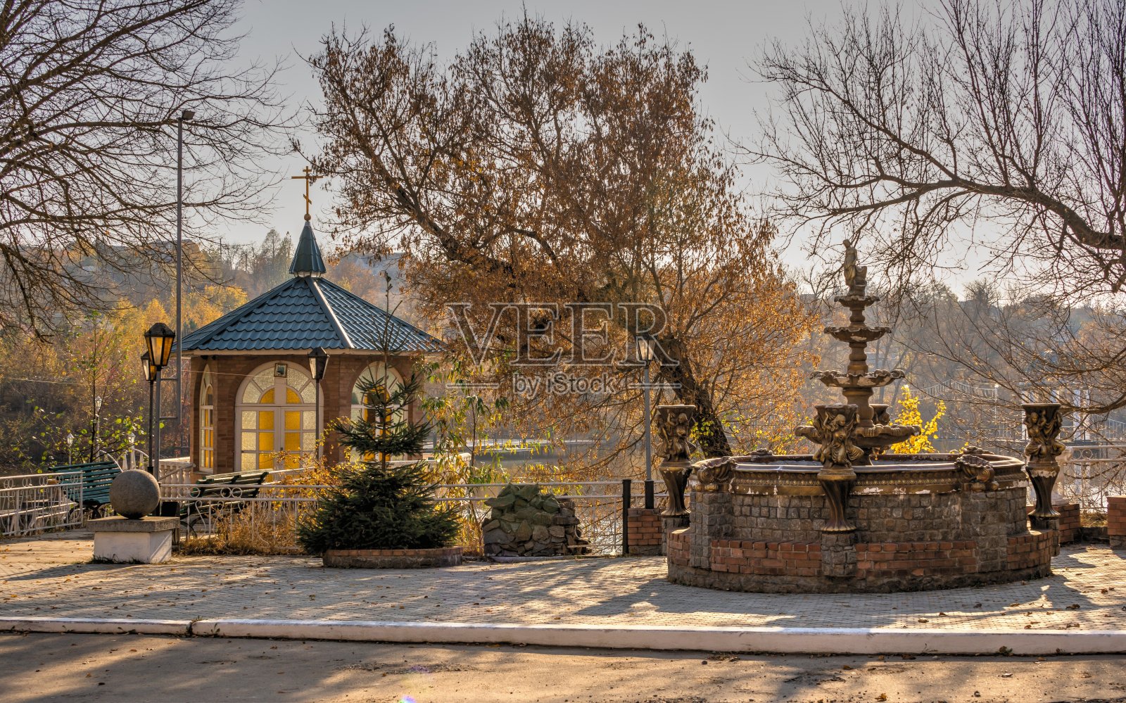 晴朗的秋夜在蓝色的湖面上照片摄影图片