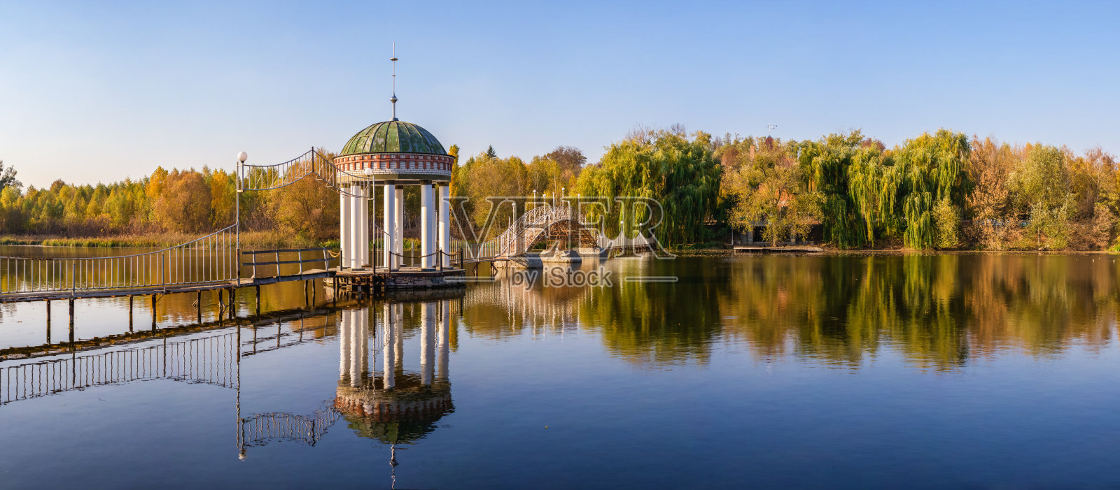 秋天，湖中央的凉亭照片摄影图片