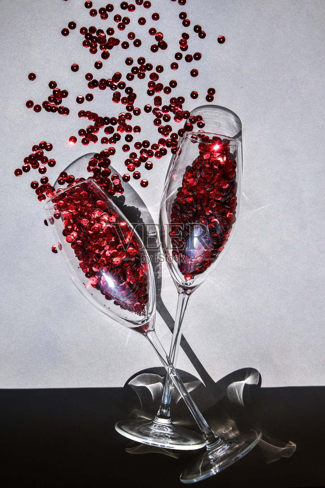 两个香槟杯孤立在一个空的灰色节日背景，拷贝空间，情人节照片摄影图片