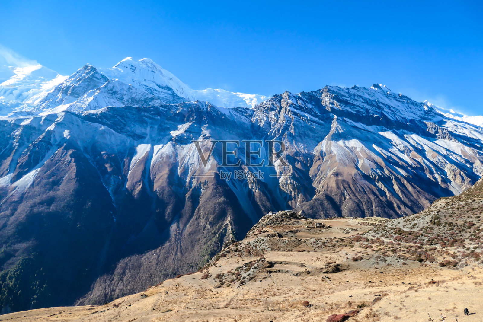 在高高的喜马拉雅山上可以看到一个废弃的堡垒照片摄影图片