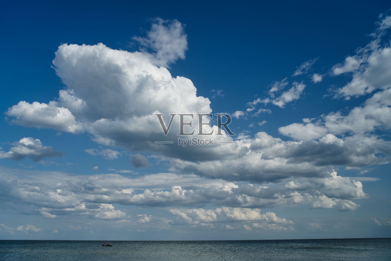 蓝天上漂浮着白云照片摄影图片