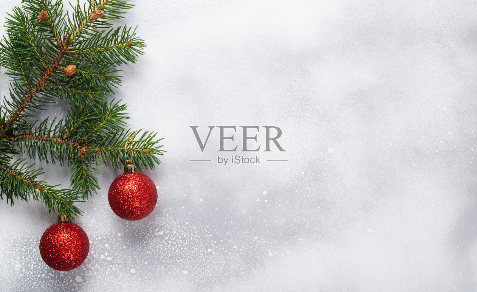 圣诞节背景与圣诞树和装饰在一个白色的木板。照片摄影图片