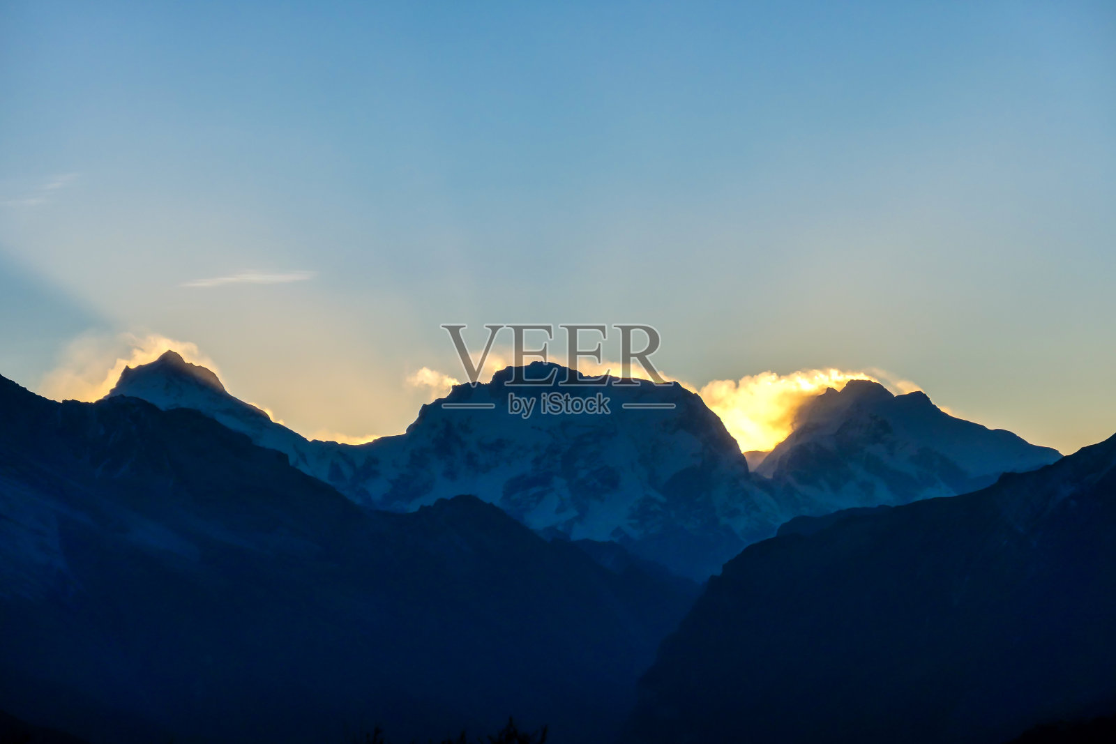 Thorung Phedi -在喜马拉雅山的第一缕阳光照片摄影图片